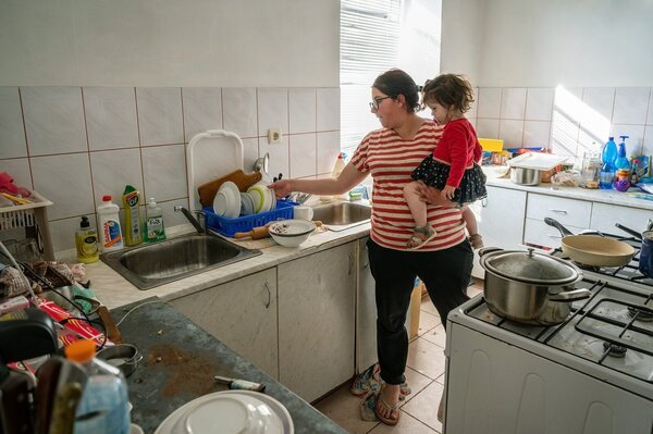 Paní Jana s rodinou v budově Charity Tjačiv