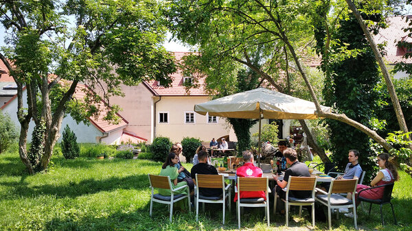 Setkání probíhalo v sídle Slovenské katolické charity, v historickém centru Bratislavy