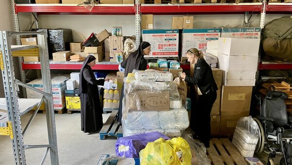 Sestry přebírají materiální pomoc ze Střediska humanitární pomoci a rozvojové spolupráce Sestry přebírají materiální pomoc ze Střediska humanitární pomoci a rozvojové spolupráce